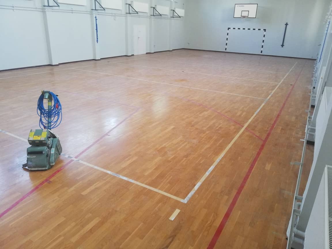 Ponad 300 metrowa sala Liceum Mistrzostwa Sportowego z Łomży - Cyklinowanie Białystok i Warszawa