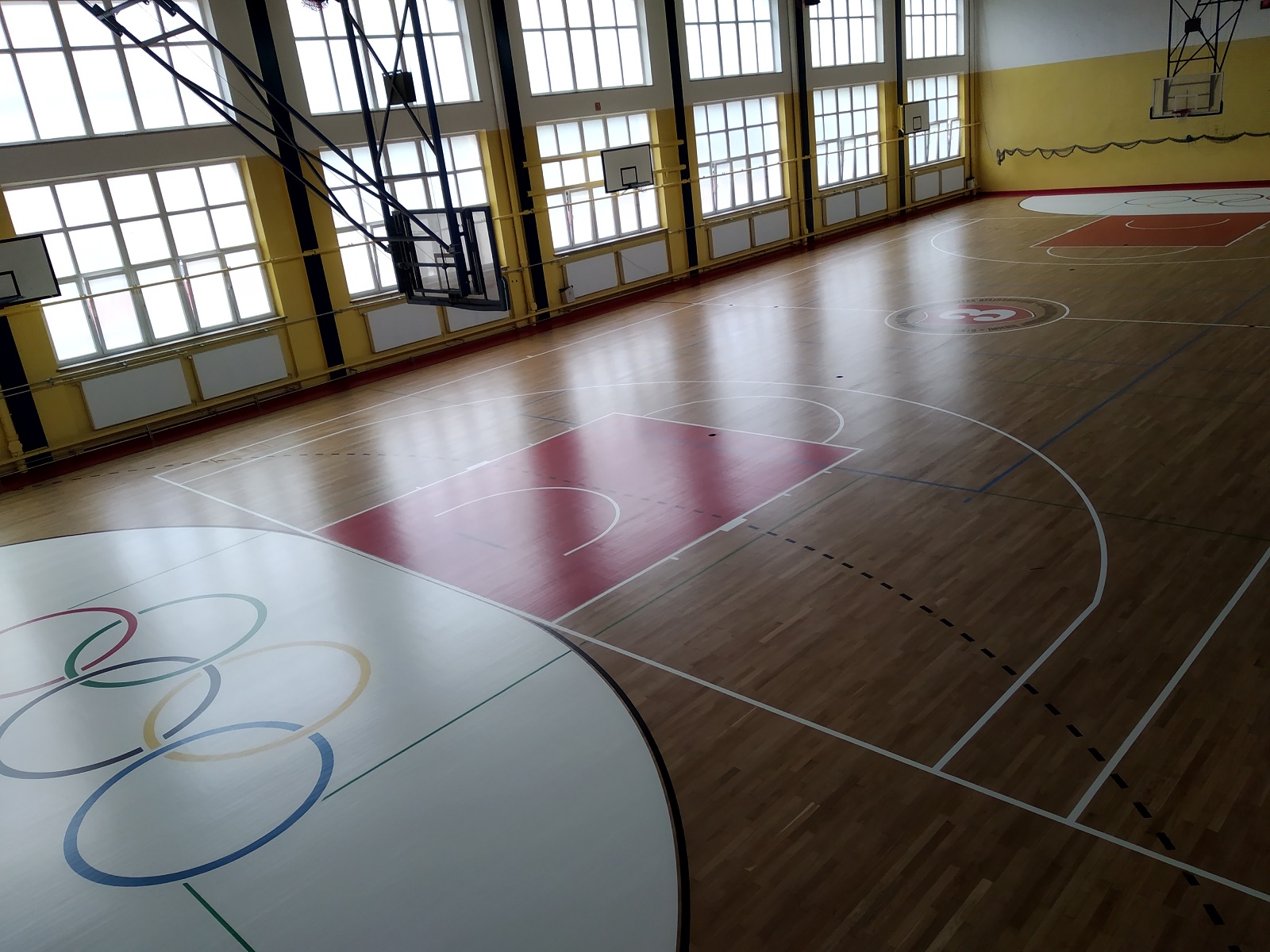 Renowacja dużej sali sportowej w Bielsku Podlaskim - Cyklinowanie Białystok i Warszawa