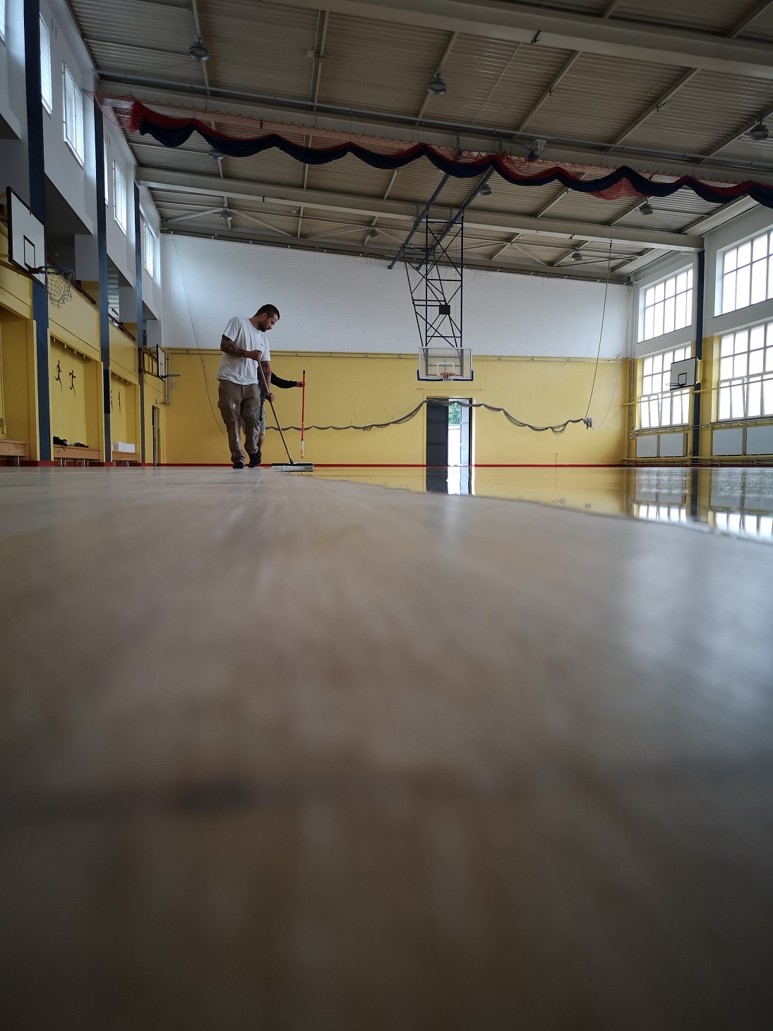 Renowacja dużej sali sportowej w Bielsku Podlaskim - Cyklinowanie Białystok i Warszawa